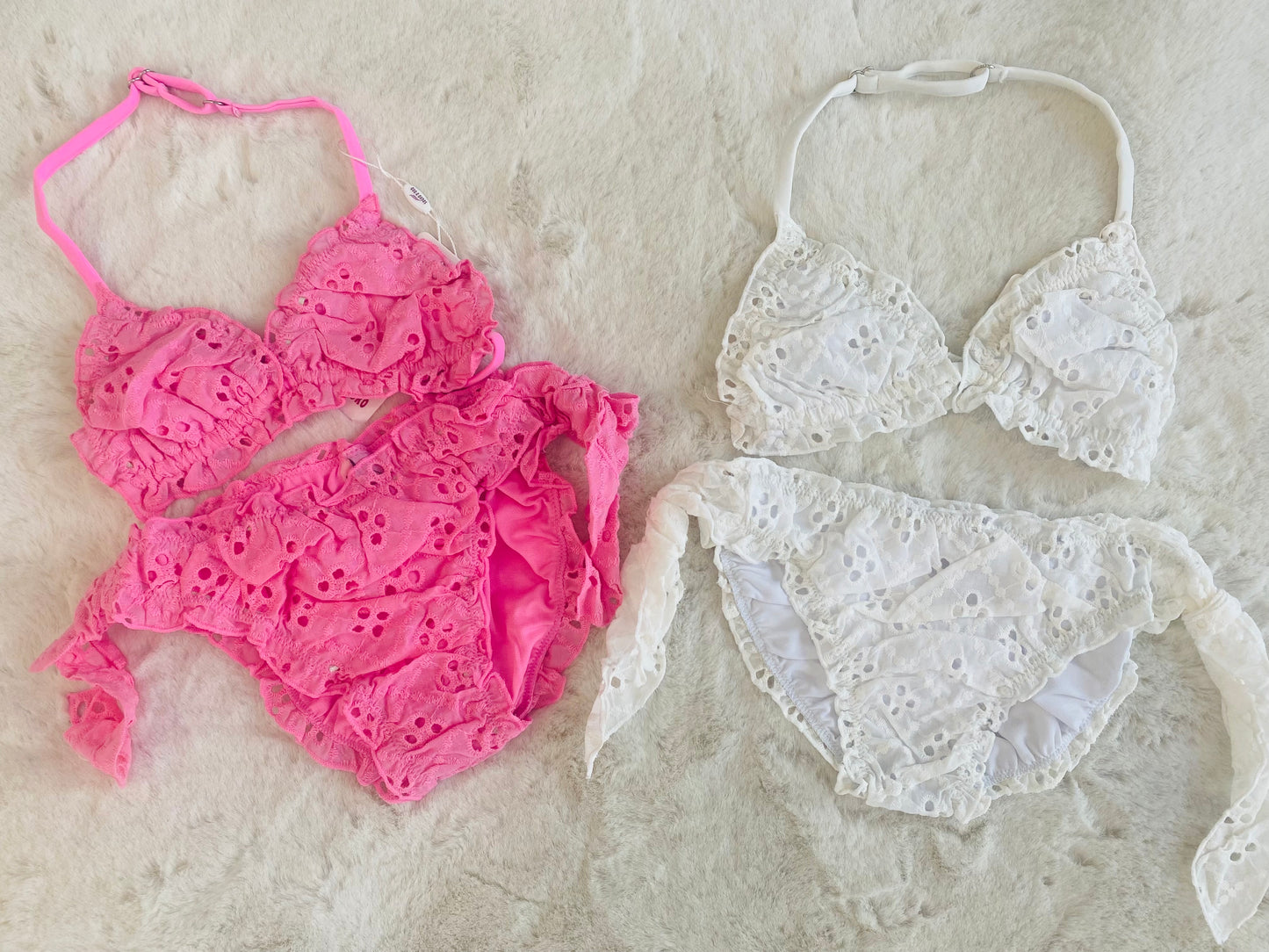 Bikini bambina rosa o bianco in sangallo con volant e fiocchi laterali, taglie 2 -12 anni.