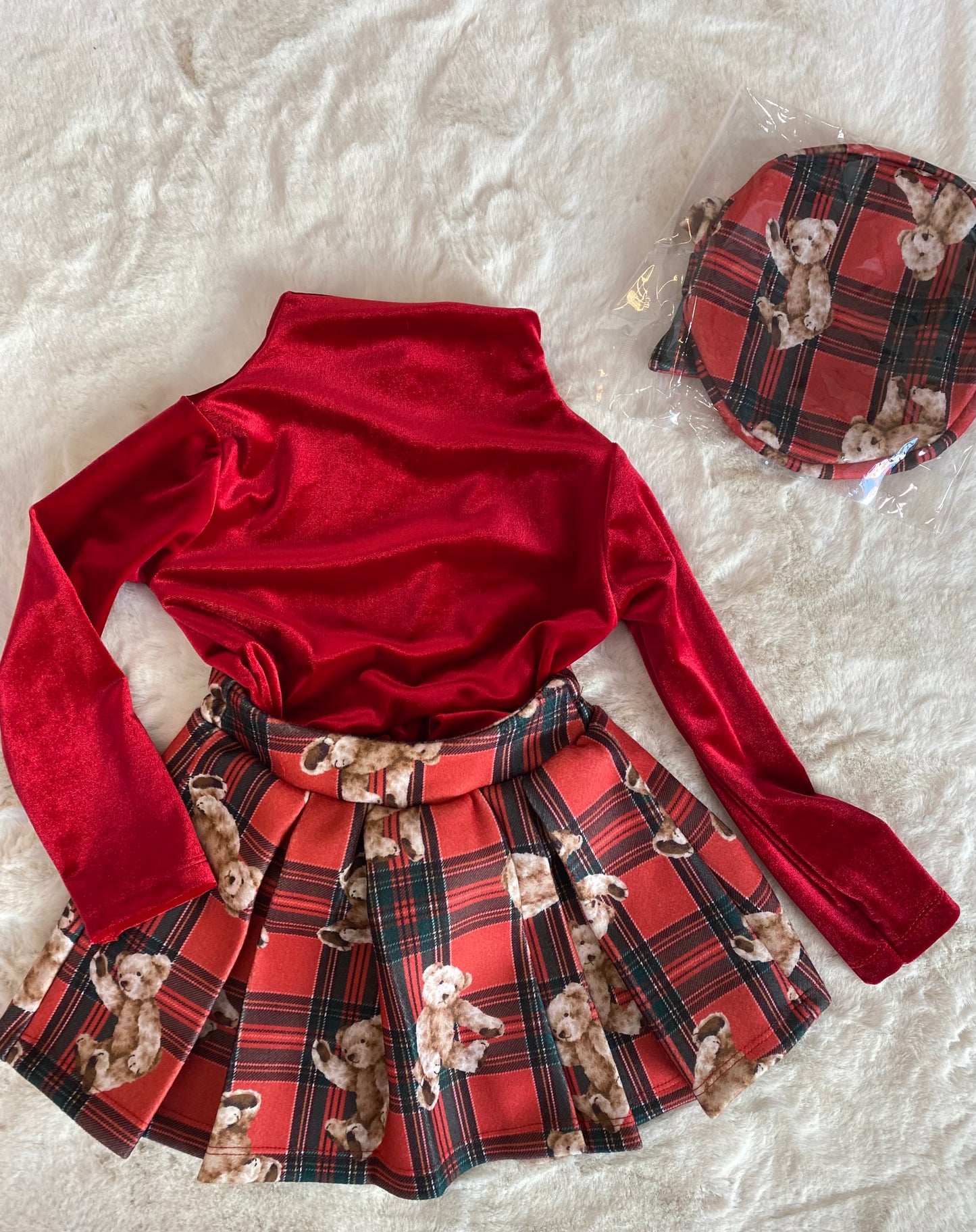 Completino neonata rosso con maglia effetto velluto, gonna scozzese con orsetti e basco abbinato.