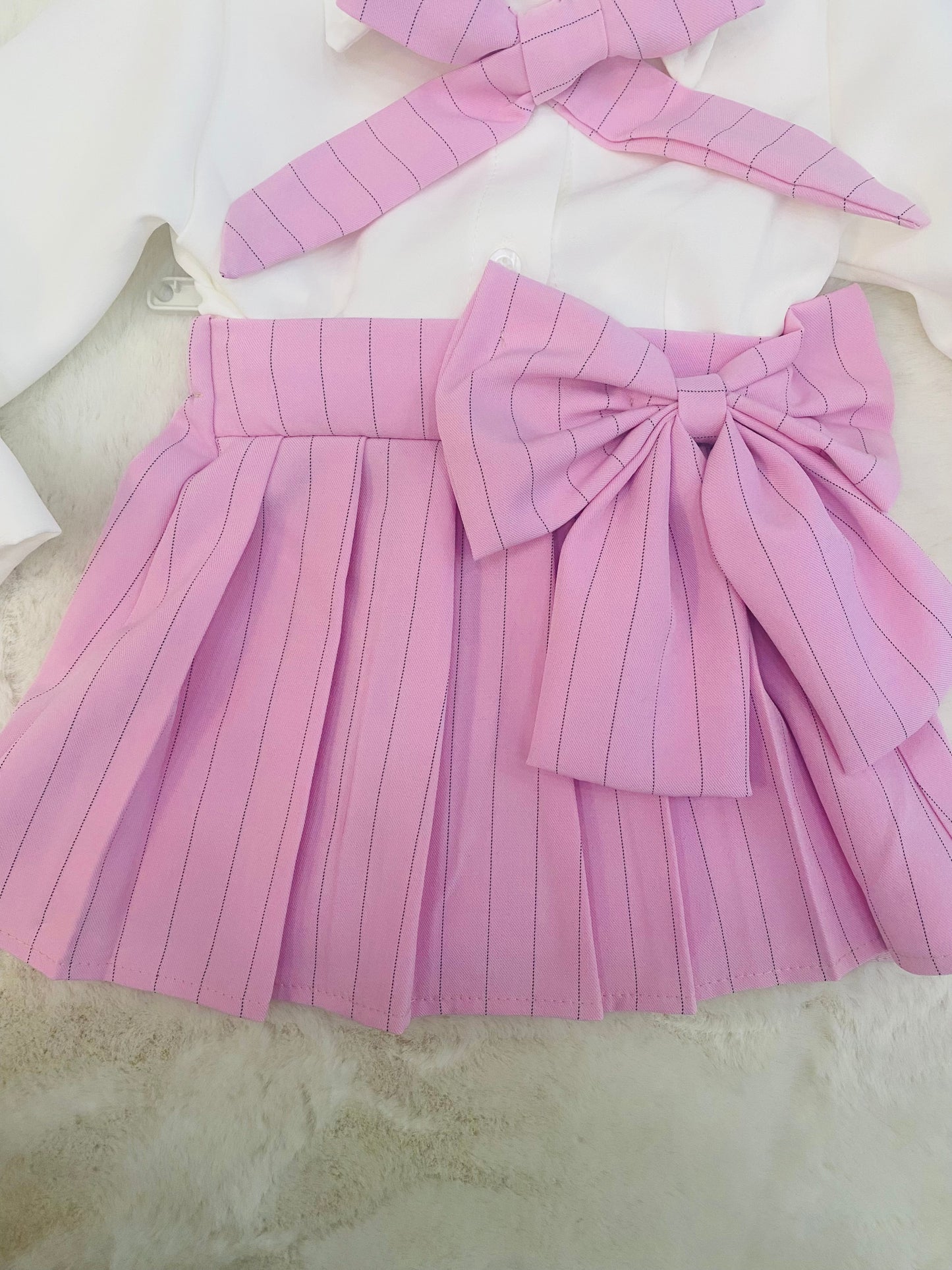 Completino Bambina Elegante- Camicia Bianca con Foulard + Gonna a Pieghe Gessate con Fiocco Laterale - SMILE BABY BOTIQUE