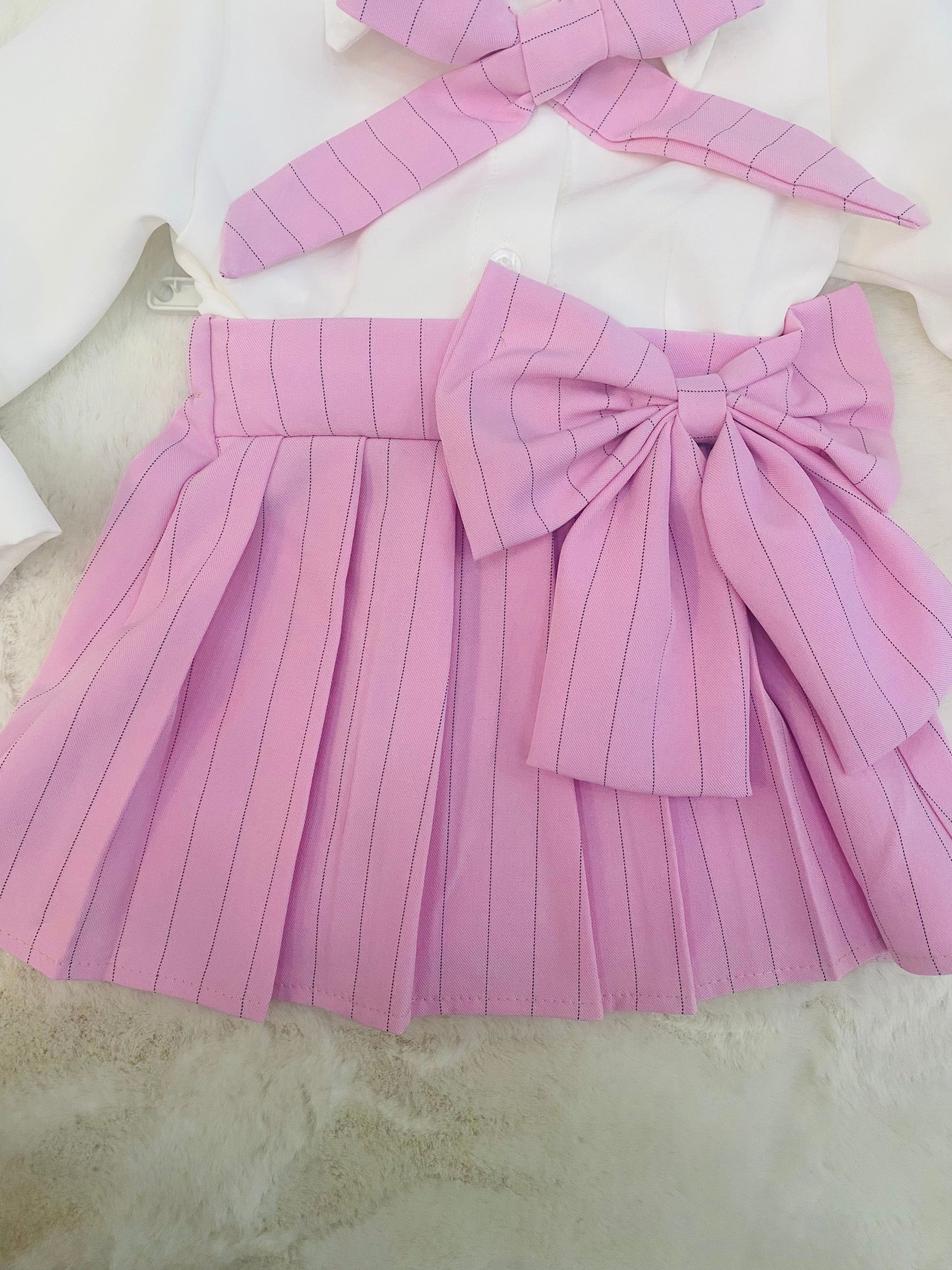 Completino Bambina Elegante- Camicia Bianca con Foulard + Gonna a Pieghe Gessate con Fiocco Laterale - SMILE BABY BOTIQUE