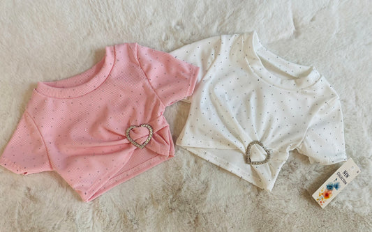 Maglietta neonata con strass e cuore decorativo, disponibile in bianco o rosa. manica corta, taglie da 12 a 36 mesi.