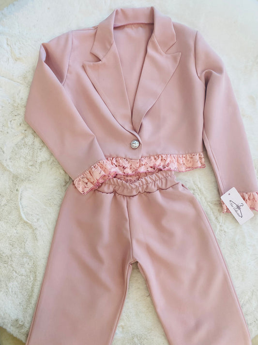 Completo bimba elegante con giacca e pantalone , dettagli in merletto su giacca e vita pantalone