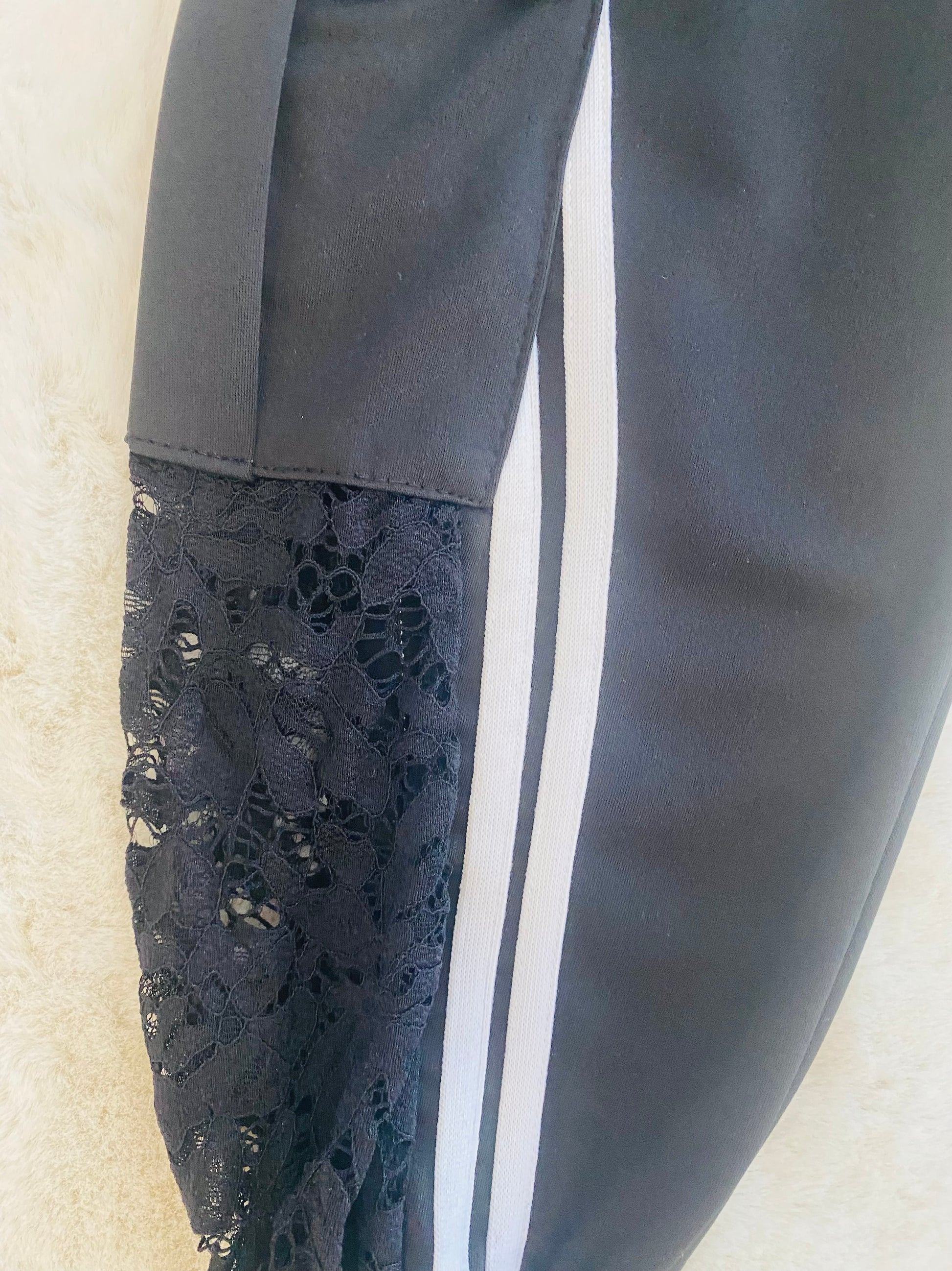 Pantalone Tuta Nero Bambina con Strisce Bianche, Tasche Cargo e Dettaglio in Merletto - SMILE BABY BOTIQUE
