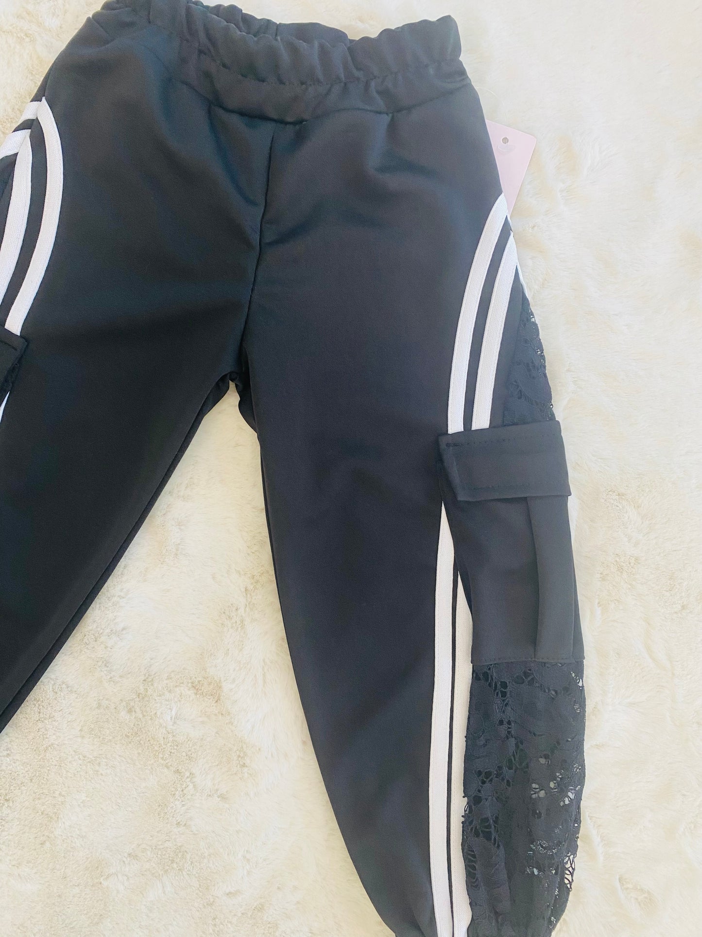 Pantalone Tuta Nero Bambina con Strisce Bianche, Tasche Cargo e Dettaglio in Merletto - SMILE BABY BOTIQUE