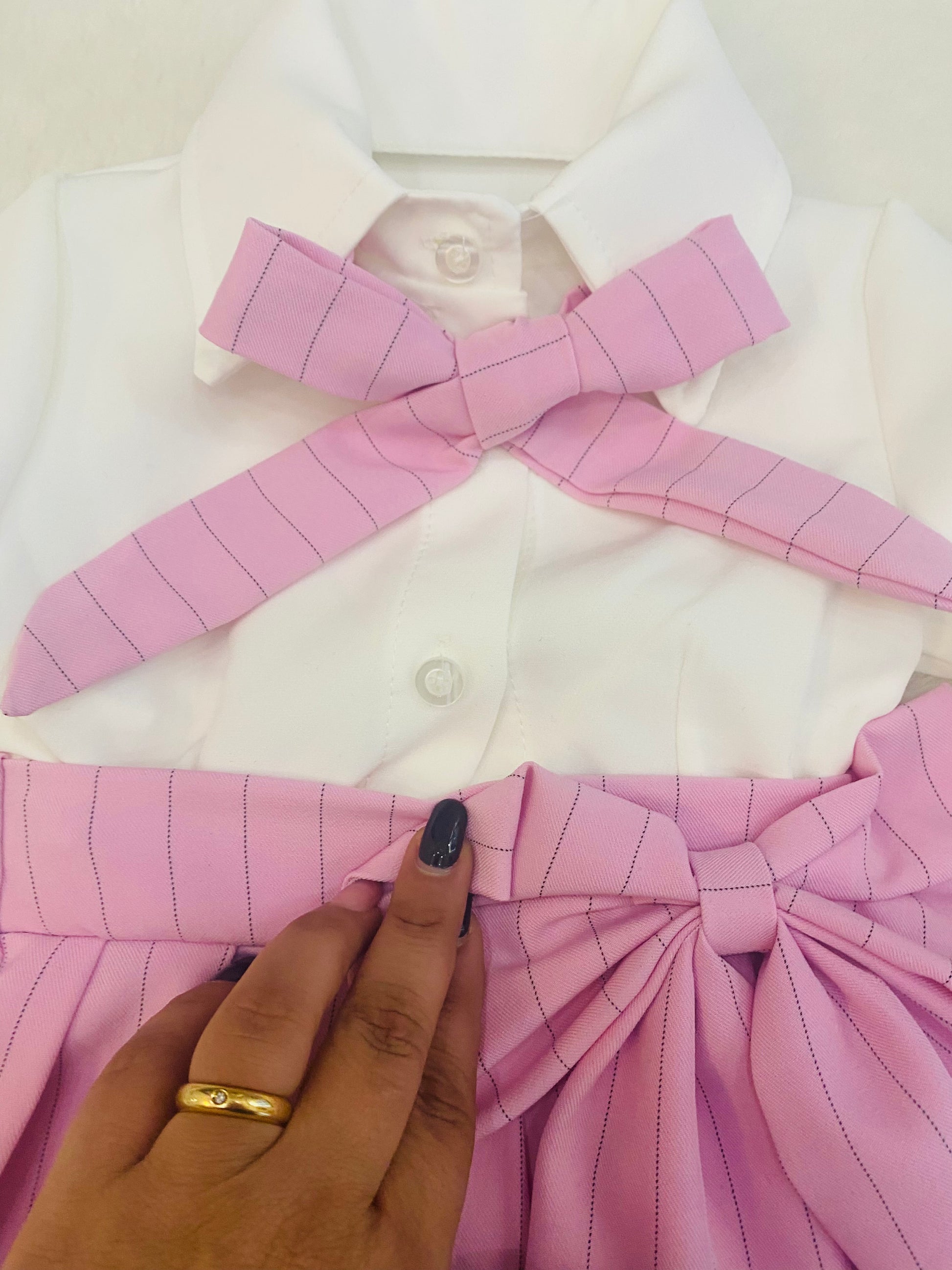 Completino Bambina Elegante- Camicia Bianca con Foulard + Gonna a Pieghe Gessate con Fiocco Laterale - SMILE BABY BOTIQUE