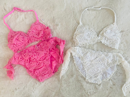 Bikini bambina rosa o bianco in sangallo con volant e fiocchi laterali, taglie 2 -12 anni. 