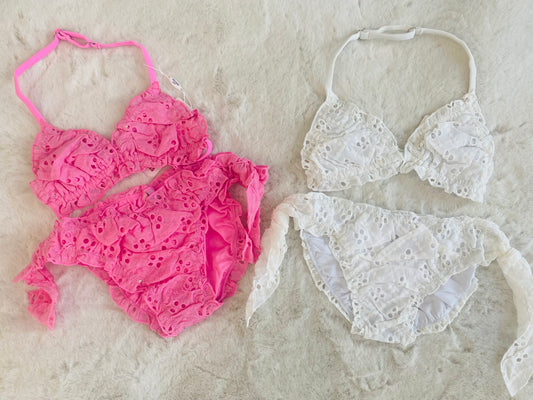 Bikini bambina rosa o bianco in sangallo con volant e fiocchi laterali, taglie 2 -12 anni. 