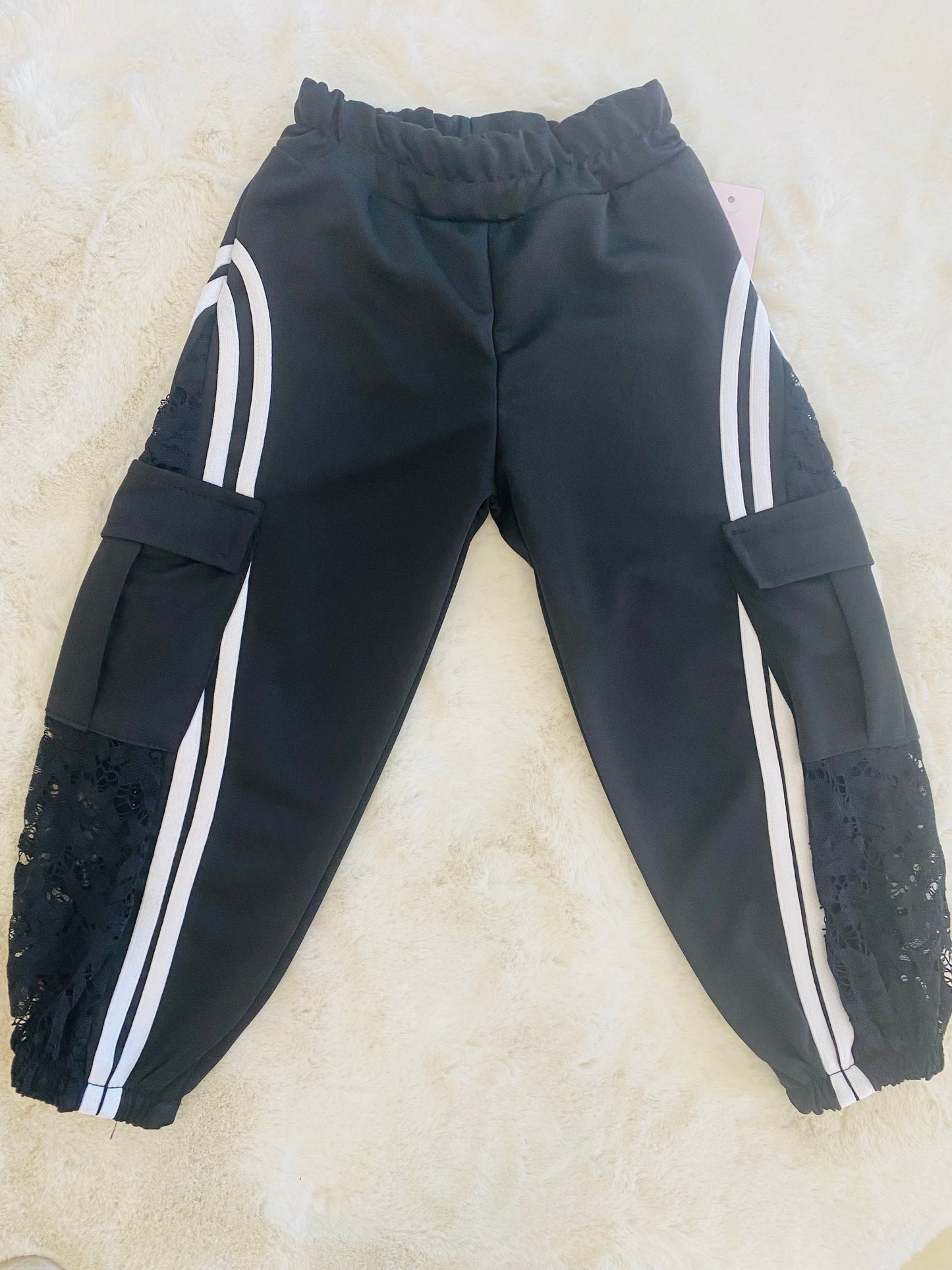 Pantalone tuta nero bambina con strisce bianche, tasche cargo e merletto laterale 