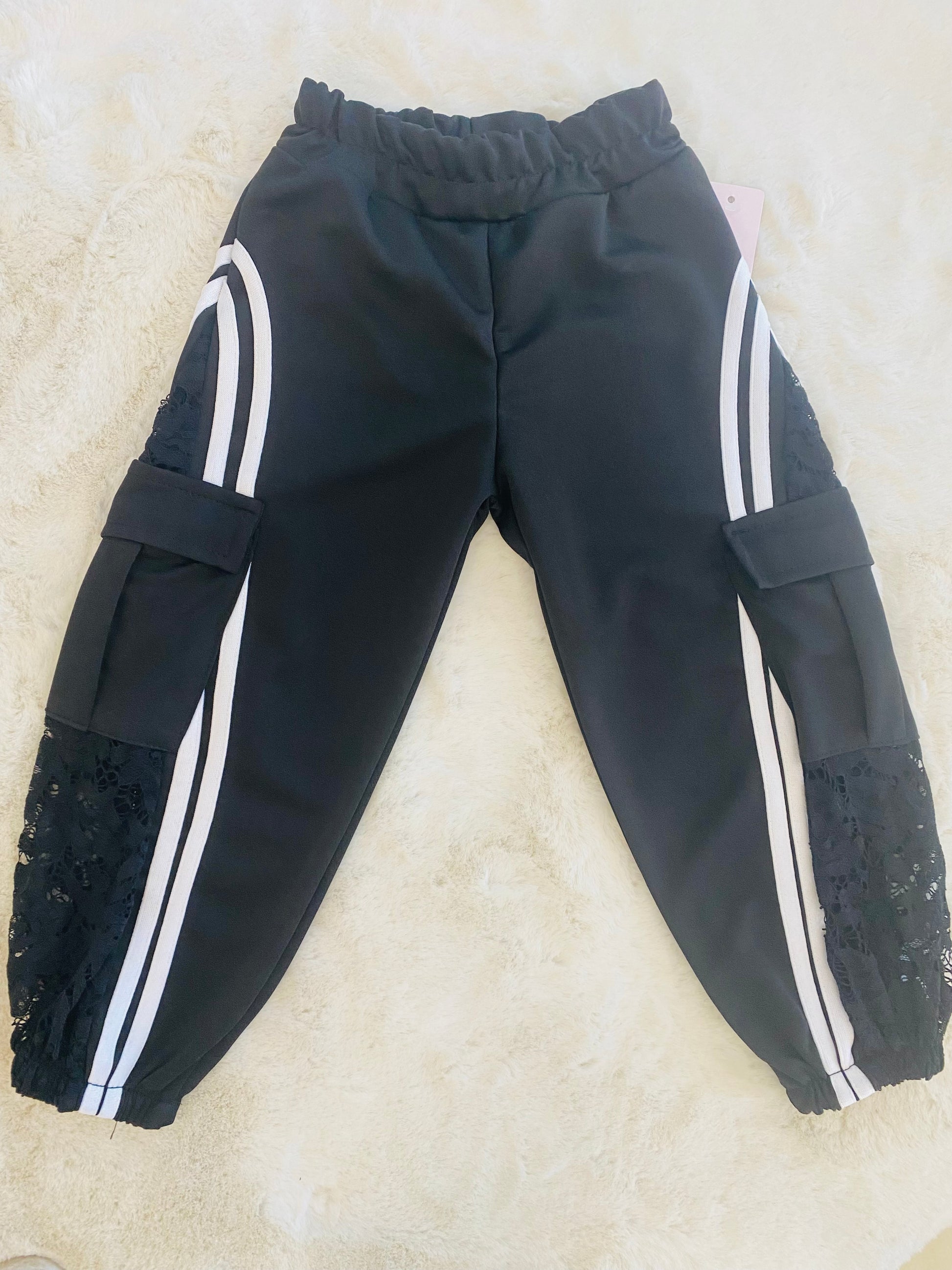 Pantalone tuta nero bambina con strisce bianche, tasche cargo e merletto laterale 