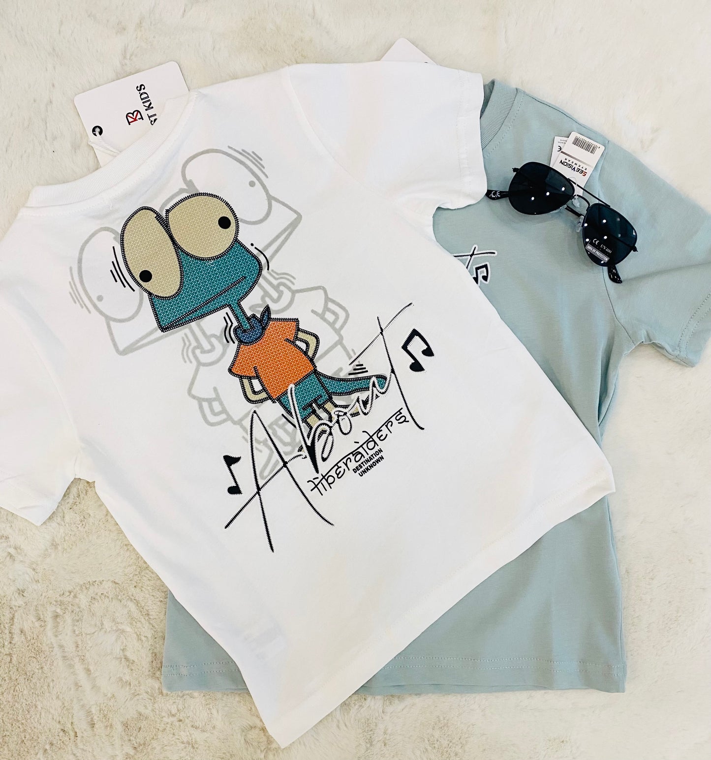 T-shirt bambino bianca o verde menta con stampa lucertola sul retro e frase minimal sul fronte.