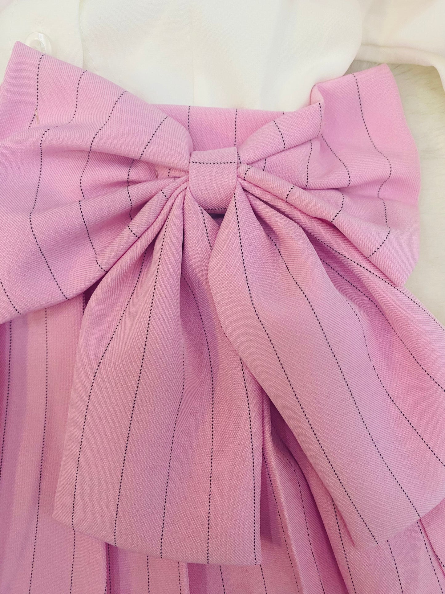 Completino Bambina Elegante- Camicia Bianca con Foulard + Gonna a Pieghe Gessate con Fiocco Laterale - SMILE BABY BOTIQUE