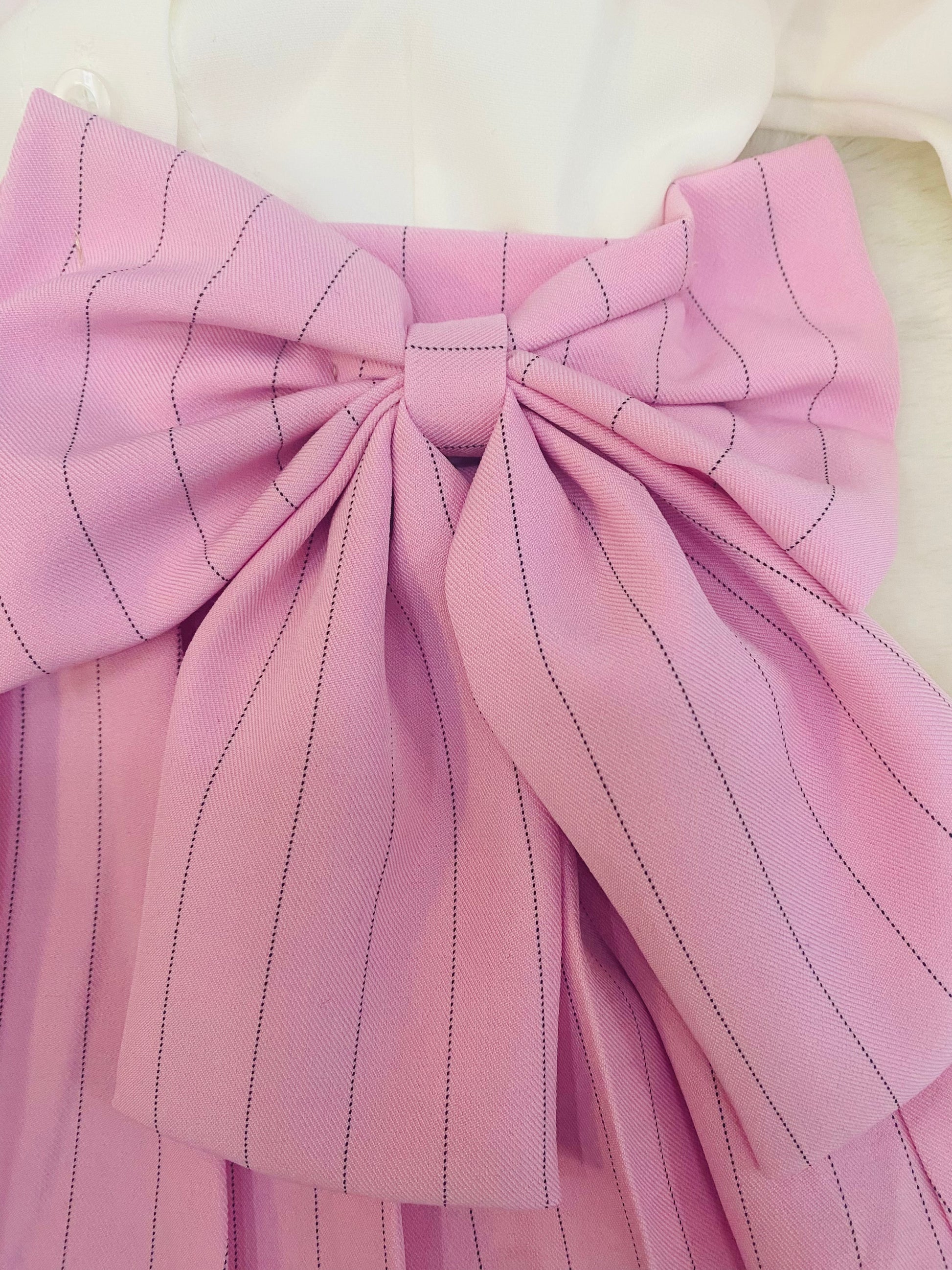 Completino Bambina Elegante- Camicia Bianca con Foulard + Gonna a Pieghe Gessate con Fiocco Laterale - SMILE BABY BOTIQUE