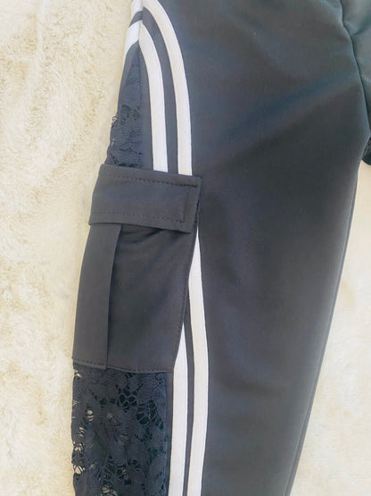 Pantalone Tuta Nero Bambina con Strisce Bianche, Tasche Cargo e Dettaglio in Merletto - SMILE BABY BOTIQUE