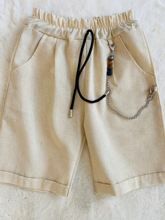 Pantaloncino beige bambino in lino con vita elasticizzata e cordino con accessorio catena
