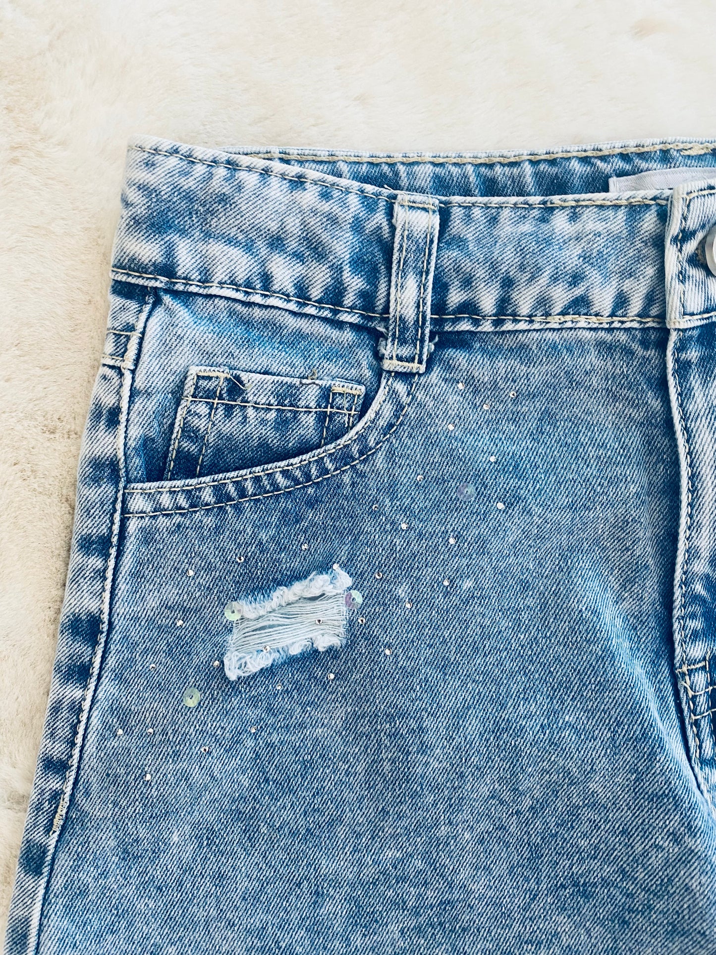 Pantaloncino Jeans Bambina con Strass, Strappi e Orlo a Taglio Vivo - SMILE BABY BOTIQUE