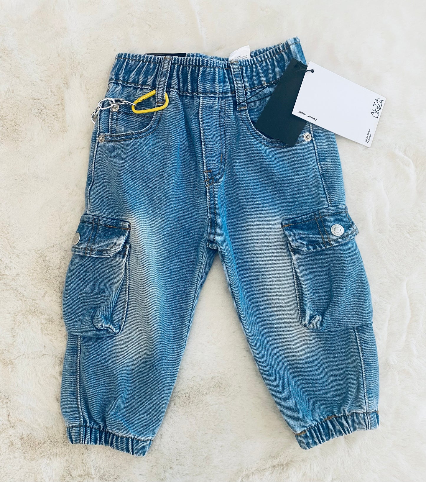 Jeans cargo bambino con vita elasticizzata , tasche utily laterali, lavaggio effetto consumato e catena decorativa removibile -taglia 12-36 mesi.