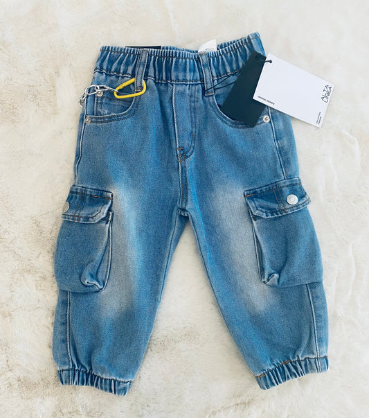 Jeans cargo bambino con vita elasticizzata , tasche utily laterali, lavaggio effetto consumato e catena decorativa removibile -taglia 12-36 mesi.