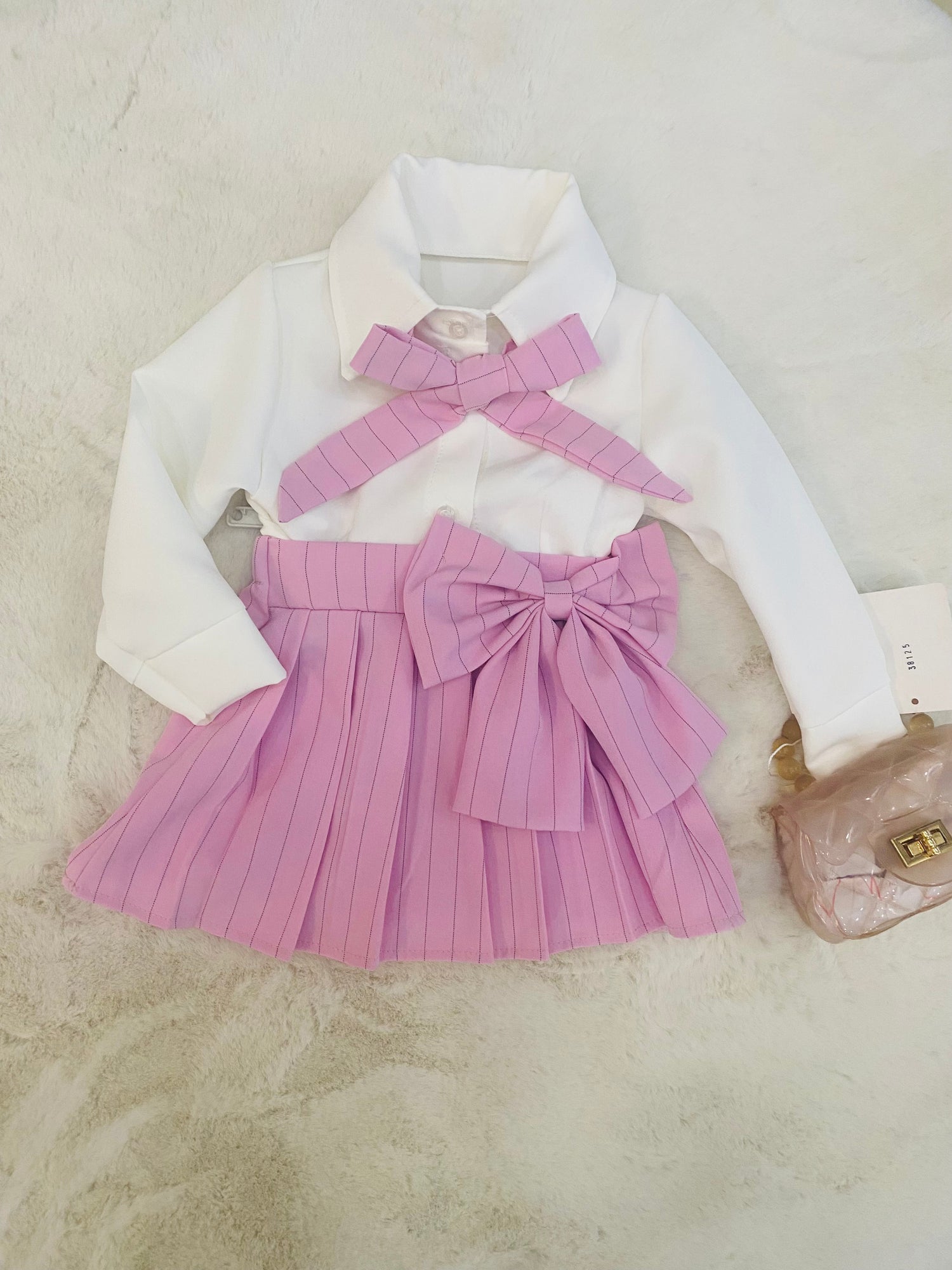 Completino bambina elegante con camicia bianca e foulard + gonna a pighe gessate con fiocco laterale.