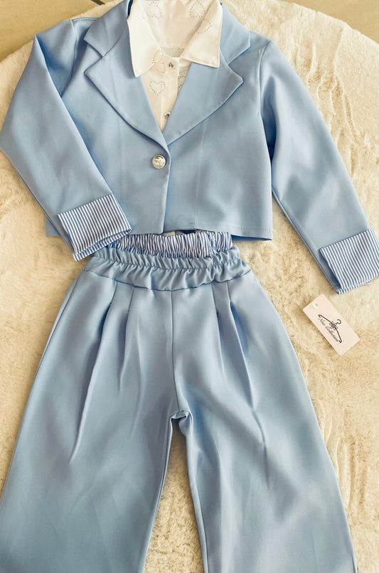 Completo bambina giacca e pantalone celeste con dettagli camicia e righe bianche e celesti.